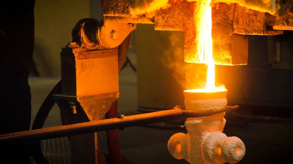 Pouring: pouring molten metal into mold