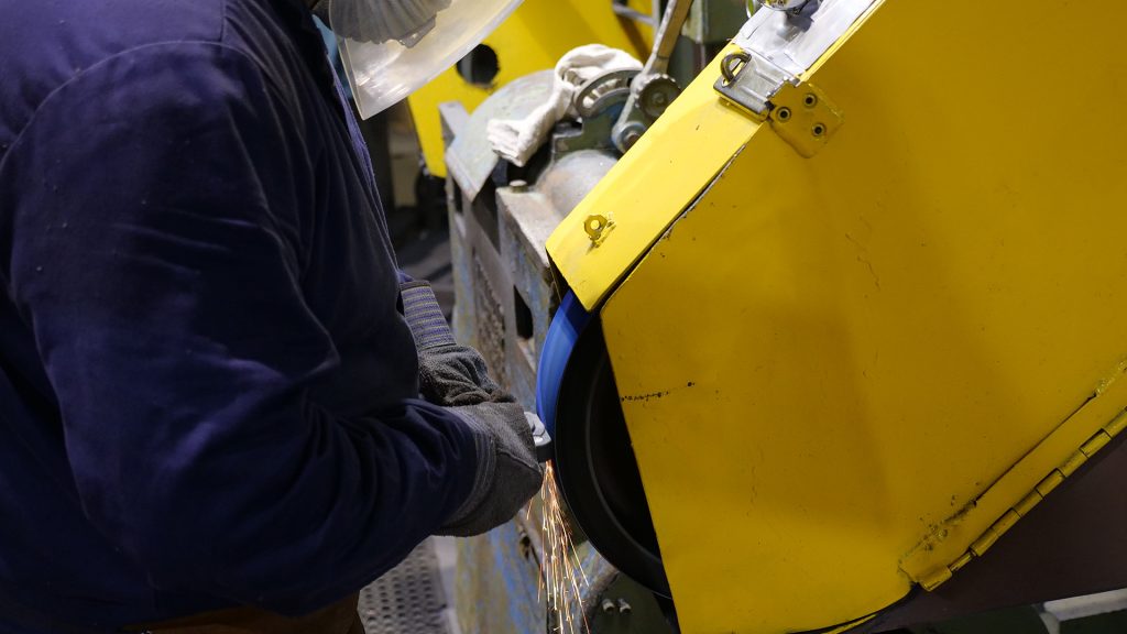 Finishing: hand belt grinding